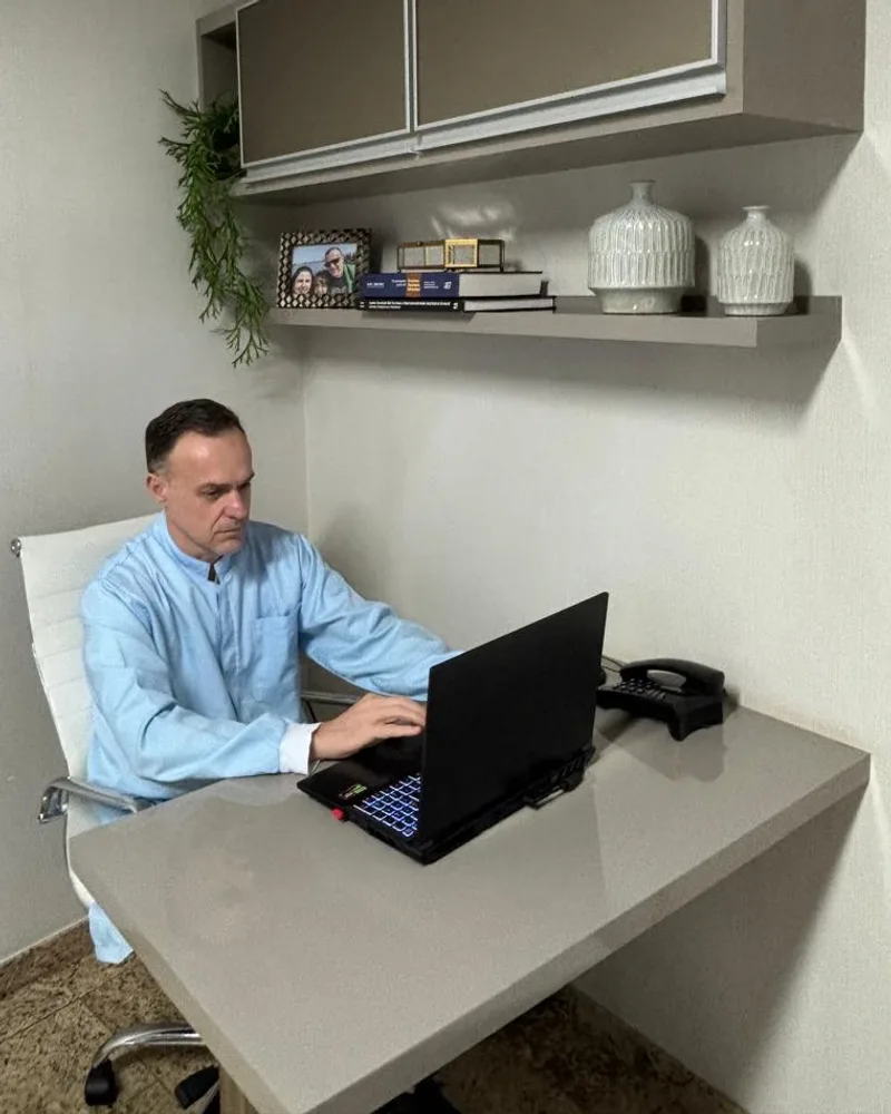 Dr. Alexandro Bortoletto no consultório, em Piracicaba